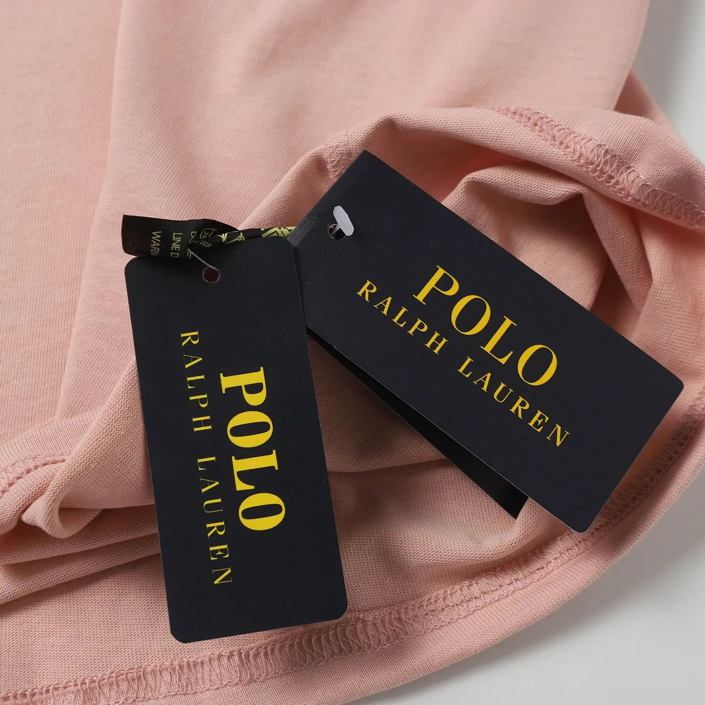 P130 Style number: A001 Brand reputation: Ralph Lauren is an internationally renowned high-end fashion brand that represents quality, style and status. Wearing its short sleeves can highlight consumers' taste and body. Classic design: The brand has unique and enduring classic design elements, such as the polo logo, iconic color matching, etc., which are both fashionable and recognizable. High-quality fabric: Made of double yarn 280g fabric, usually made of high-quality cotton fabric, which is soft, breathable, and sweat-absorbent, comfortable to wear, and suitable for various occasions and seasons. Exquisite craftsmanship: Pay attention to detail processing and production technology, neat stitching, and tailoring to ensure the durability and beauty of the clothing. Diversified styles: covering a variety of styles from casual to formal, simple to gorgeous, meeting the individual needs and wearing scenarios of different consumers. Strong matchability: Can be matched with a variety of bottoms, jackets and accessories to easily create a variety of different fashion looks. Inheritance and innovation: While maintaining the traditional charm of the brand, we constantly innovate designs and incorporate new fashion elements to keep our products attractive. Brand values: The American lifestyle and positive values ​​conveyed by Ralph Lauren are also recognized and yearned for by consumers. Color: Black White Gray Blue White Blue Red Pink Sky Blue Bean Green Burgundy Complete Sizes: S, M, L, XL,
